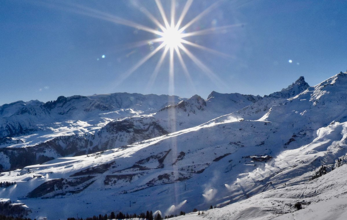 La_Tania's tweet image. Snow cannons blasting on Biollay and Verdons this morning viewed from the Chenus webcam. 

m.latania.co.uk/webcams/

#latania
