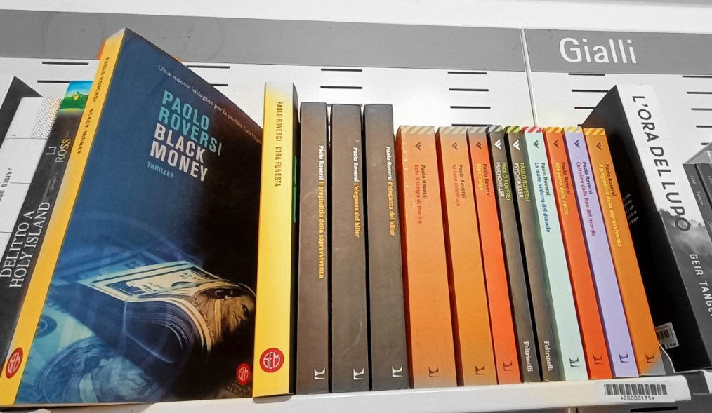 Riparto da #Pompei dopo una bellissima serata e prima del treno per #Milano ho il tempo di farmi un giro nella libreria della stazione centrale di Napoli per constatare che anche qui #GaiaVirgili e #enricoradeschi sono ben rappresentati!

#scrivere #libri #romanzi #gialli