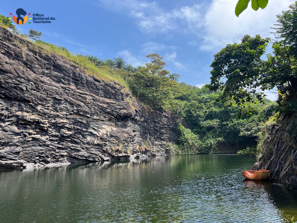 ExploreGuinee's tweet photo. [ Découverte | Lac Minier de Kassa ]

Découvrez le légendaire lac Minier  de l’Île Kassa, avec sa beauté et son eau limpide. Une véritable merveille de Mère Nature à visiter absolument !

#ONTGUINEE #LaGuineedesMerveilles #VisitGuinea #ilesdeloos #kibaro #BrandingAfrica https://t.co/q5c4Zt65fN