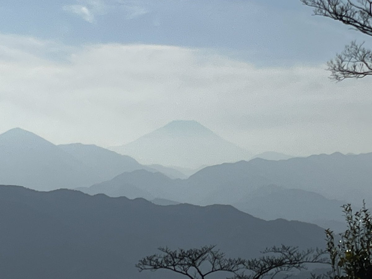 ReginaRed's tweet photo. And Mt. Fuji in the distance with people and without… as seen from the top of Mt. Takao. https://t.co/pk6HoGrVun