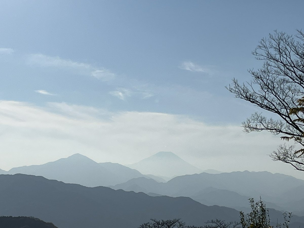ReginaRed's tweet photo. And Mt. Fuji in the distance with people and without… as seen from the top of Mt. Takao. https://t.co/pk6HoGrVun