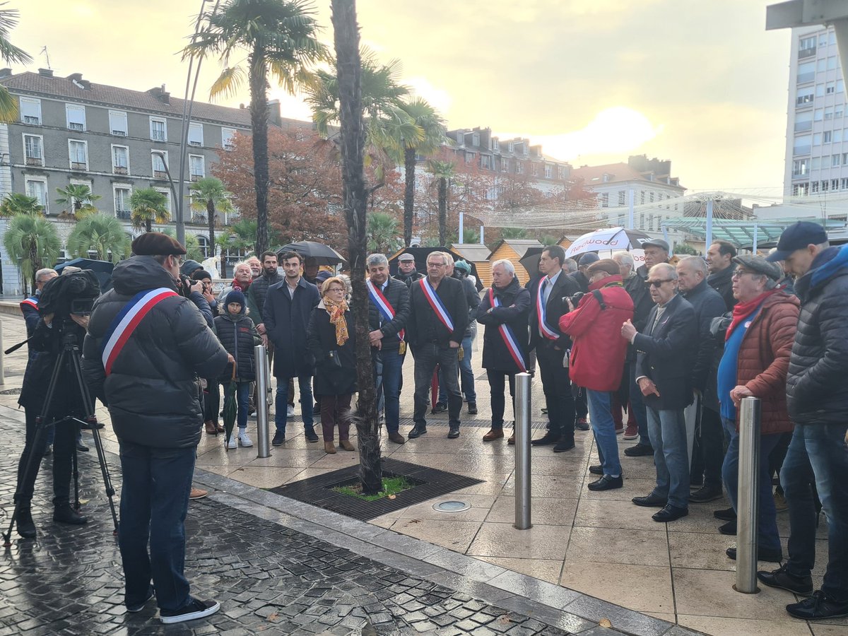 Ce matin, élus du Béarn et peñas taurines ont rappelé notre opposition à la proposition d'A. Caron et de La France Insoumise d'interdire la #corrida. L'essentiel est ailleurs : défense du pouvoir d'achat, la crise énergétique, la désertification médicale, la jeunesse... <a href="/UVTF1/">UVTF</a>