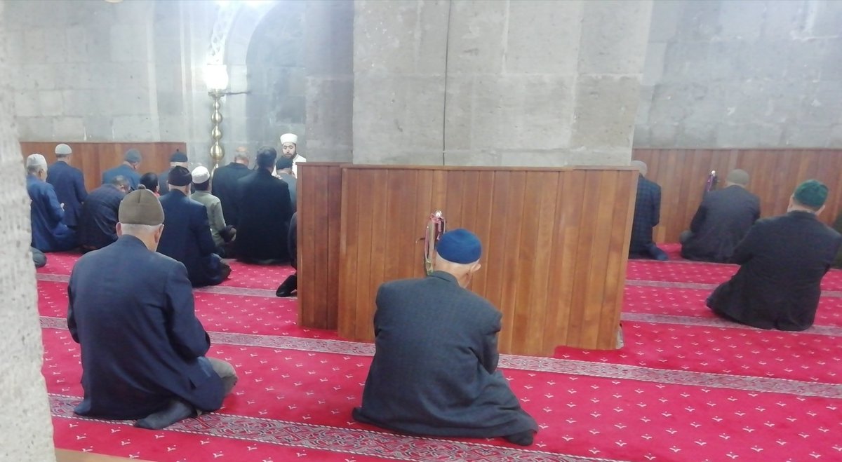 bitlisulucami's tweet photo. Geleneksel olarak devam eden haftalık hatim duası programını, bugün öğle namazından sonra #bitlisulucami'de cemaatimizin katılımıyla gerçekleştirdik.
NOT :Cüz okumak isteyenler bize ulaşabilirler.
@BitlisValiligi
@DIBAliErbas
@IsliyenDr
@dinckadir43
@idrisyavuzyigit
@EceMuhammet https://t.co/q6E5WyuYtc
