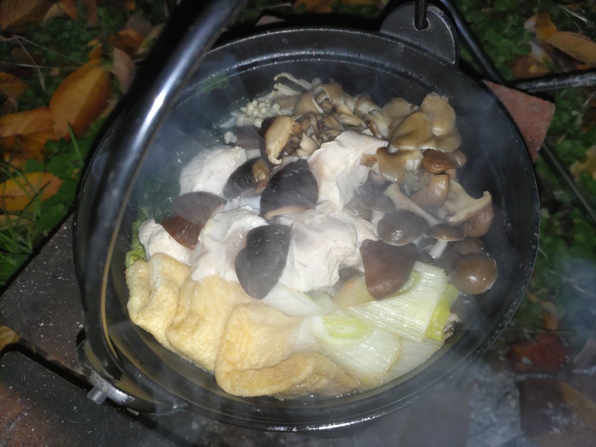 tame324's tweet image. 夜のキャンプ飯は
鶏胸肉とキノコの味噌ちゃんこ鍋
 #キャンプ 
 #夕飯 
 #味噌ちゃんこ