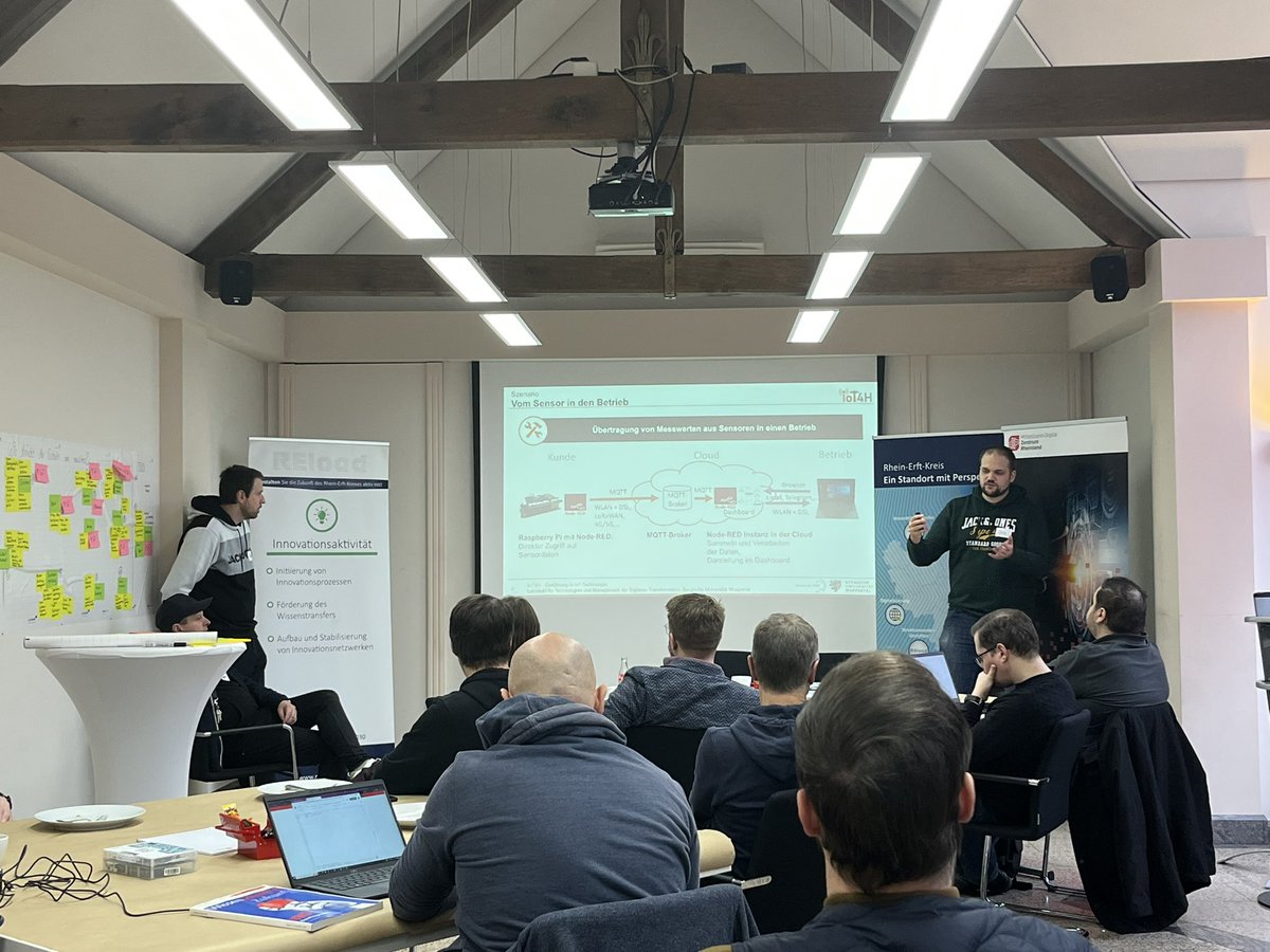 Los geht es in den zweiten Tag des Hackathons! Alex gibt eine Einführung in unsere Technik, die bei der schnellen Umsetzung von #IoT Use Cases unterstützt. Danach geht es für die Teams an die Umsetzung!