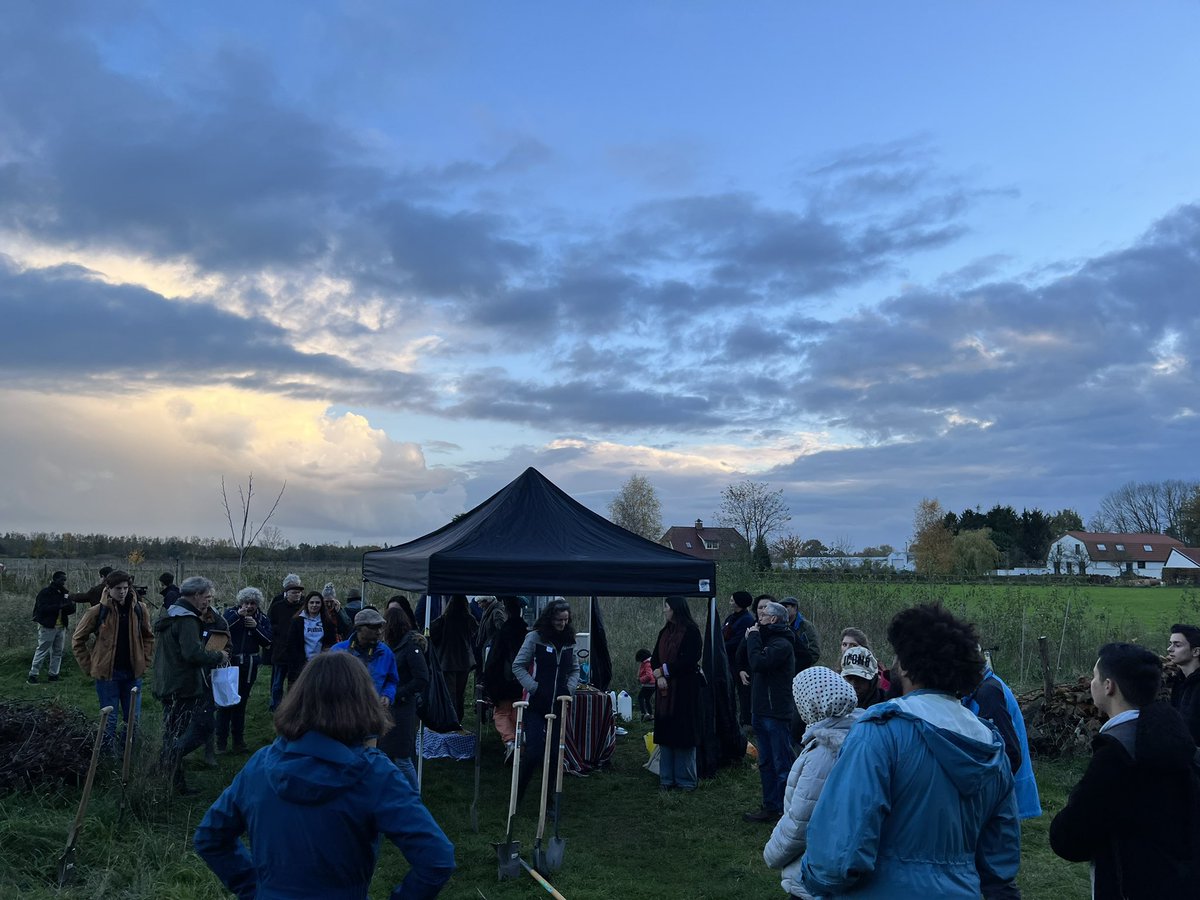 qadershafiq's tweet photo. Een dag van ontmoeting en het creëren van een groene gedeelde toekomst. Ruim 60 mensen met diverse achtergronden kwamen bijeen om bomen te planten in #WijBos.
Dank #CiliaDaemen, burg.#Minses @Lisawesterveld #PaulDirven, #NewRootz #Rotary en #NetwerkKleurrijkGroen
@bureauwijland https://t.co/1bok1ZVE1d
