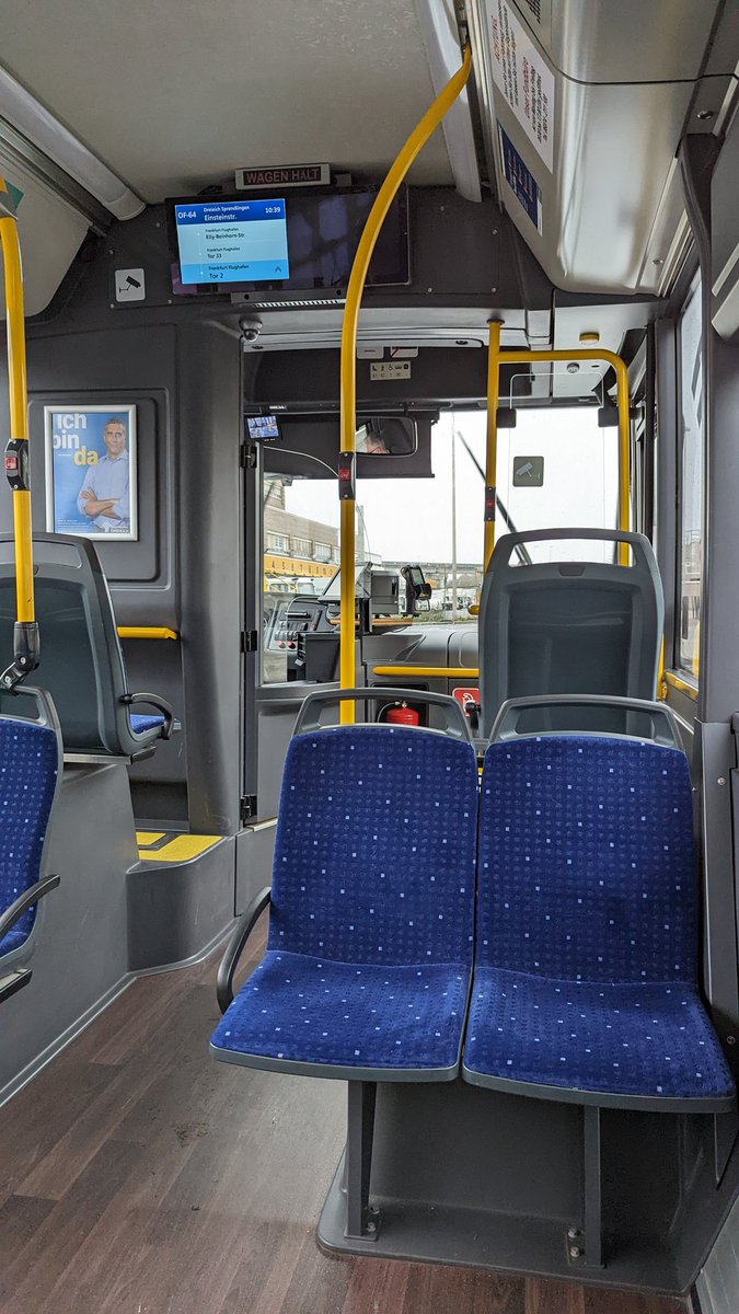 KaiFrerich's tweet photo. Dicke Schneeflocken umtanzen den Bus, der den Schelm zur letzten Rollenspiel-Convention 2022 trägt. Endlich wieder #DreieichCon! https://t.co/d6jP1nQSFW
