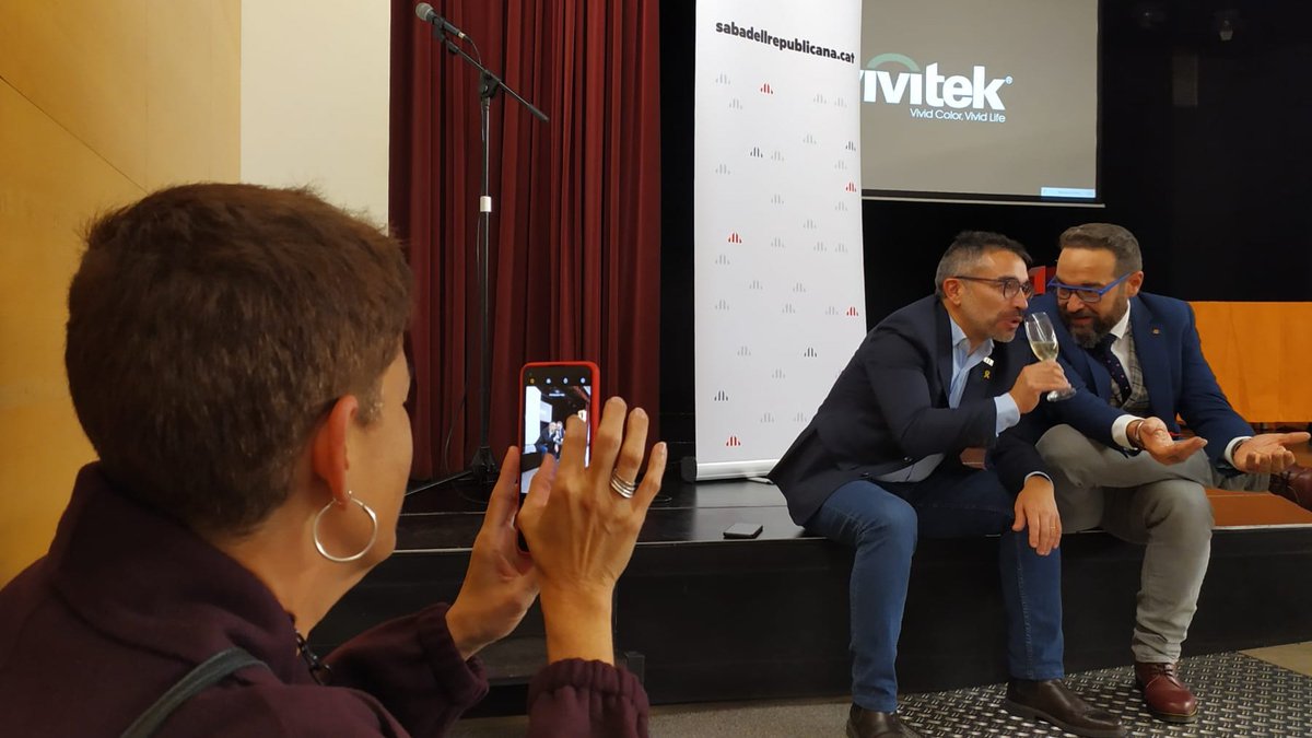 GabrielFerDiaz's tweet photo. 17è #PremisValorsRepublicans, atorgat a en @domenechsalvado, i reconeixement als militants d'@erc_sbd amb 5, 10 o 15 anys d'antiguitat.

«L'escola pública ha de ser una veritable estructura d'estat de formació en valors republicans. Ho farem!»

🟨 #LAlcaldeDeLaGent
🧅 #Sabadell https://t.co/sj7RSZf7AZ