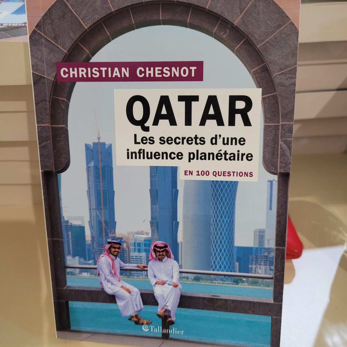 Malbrunot's tweet image. Qatar: pas de bière autour des stades mais du champagne pour les VIP dans les loges des stades. A lire dans le livre de Christian Chesnot. Potel et Chabot servira 120 000 repas.