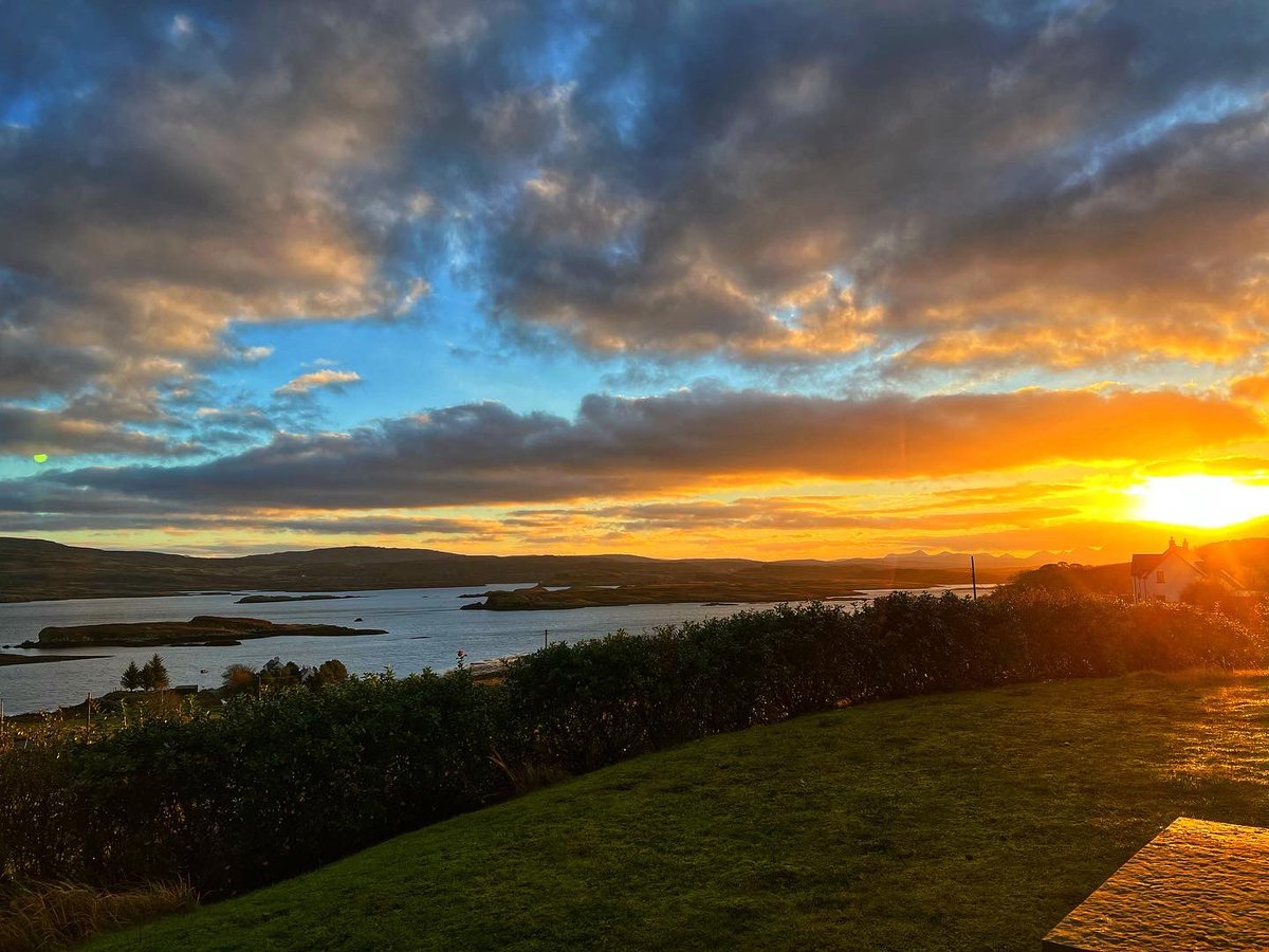 What a lovely start to the weekend!
.
#breakfast #guesthouse #isleofskye #bedandbreakfast #holiday #weekend #sundayvibes #scotland #roomwithaview #breakfastwithaview #scottishhighlands #scotlandexplore #scotlandtravel