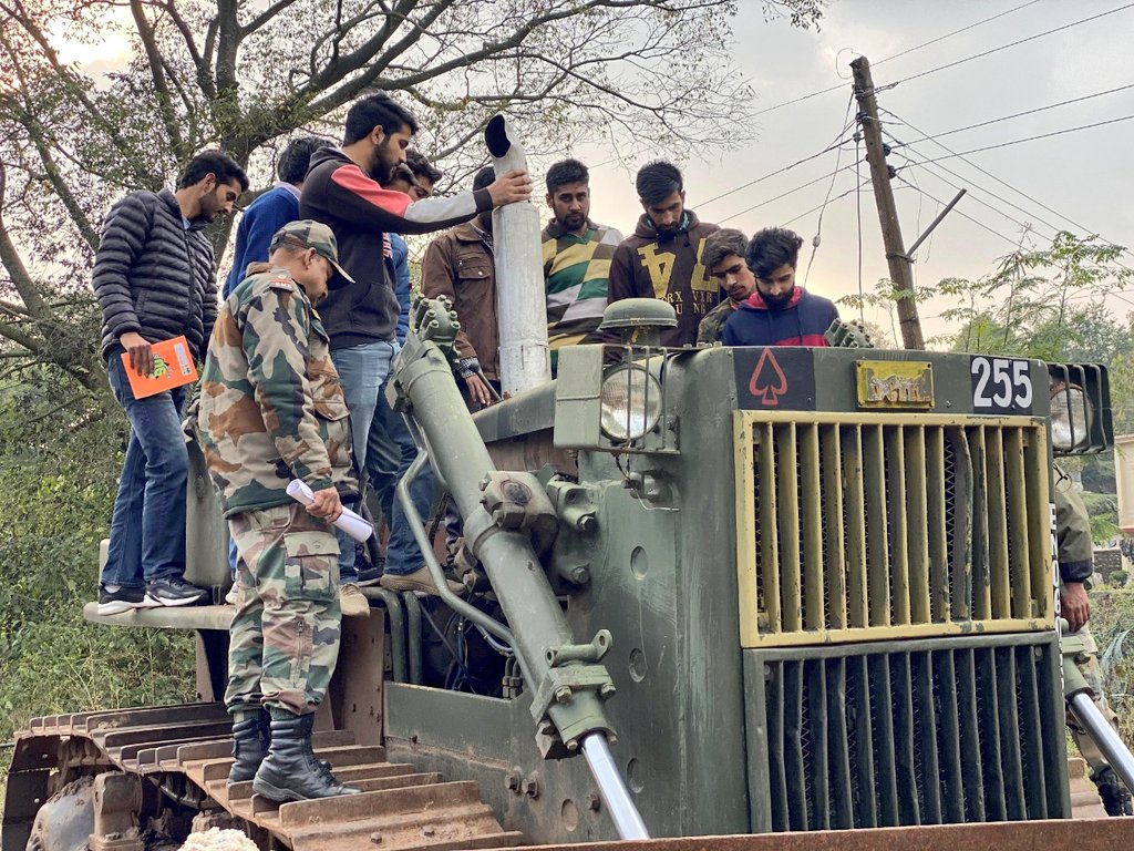 Whiteknight_IA's tweet photo. #IndianArmy in collaboration with District Administration organised training for Repair &amp; Maintenance of JCB and Dozers for youth of #Rajouri to enable them to avail  opportunities for a brighter future.

#SkillIndia
#AmritMahotsav
@NorthernComd_IA
@adgpi https://t.co/B160GRyT42