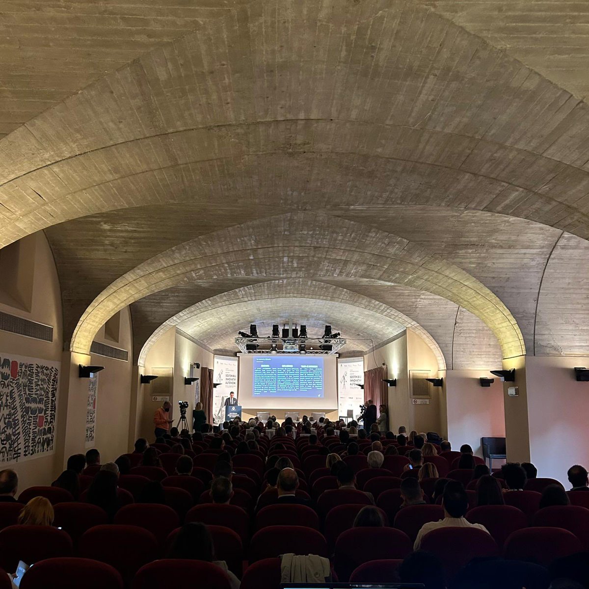 gicentro's tweet photo. #GI4CENTRO | Il nostro partner @EY_Italy presenta uno scenario sull’attuale situazione economica del paese.

Ce ne parla Marco Magnanelli, Partner EY⬇️ https://t.co/4Pp7s3jAje