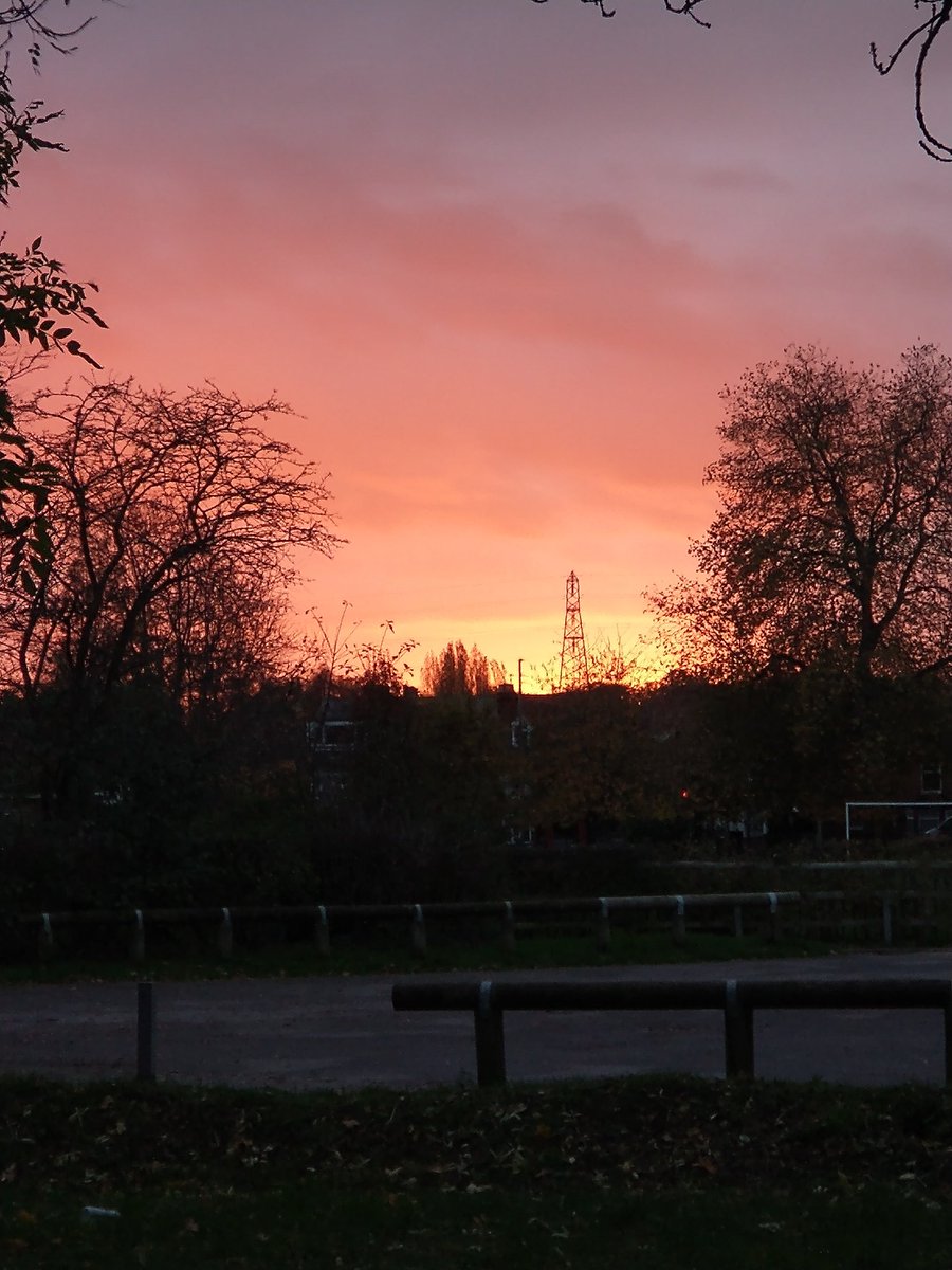 volbeater7's tweet photo. Saw this sunset on my dog walk. 😊 https://t.co/2W5Pi9n0yj