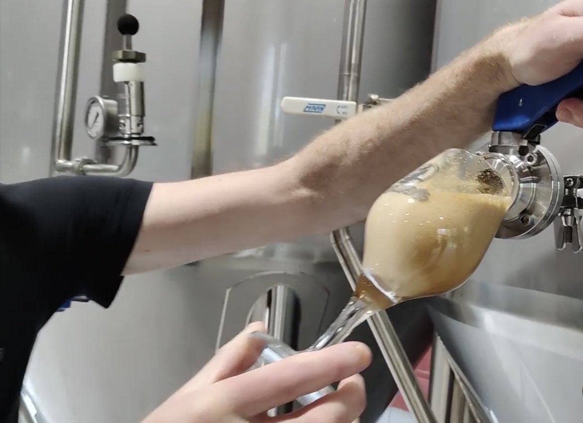 Rob en Gerti proeven alvast van het nieuwe winterbier, rechtstreeks getapt vanuit de lagertank! 

Donker, sterk bier voor de winter met donkere mouten, koffiemout en...???
Welk ingrediënt maakt hem helemaal af denk je?!? Nog ff geduld!! ❄️🍻

#winterbier #koudedagenwarmbier