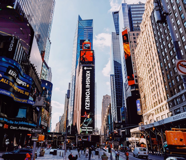 タイムズスクエアの巨大広告や「Anime NYC」会場、ニューヨークの至る所に米津玄師が#KICKBACK_米津玄師 #KICKBACK #米津玄師 #KenshiYonezu #チェンソーマン #chainsawman 