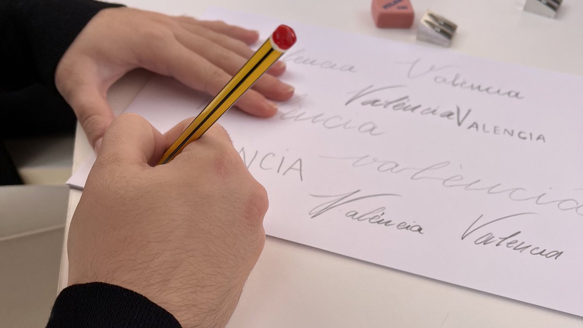 Al “lettering” 🖋️la lletra es considera una forma d'art, on cada lletra d'una frase o cita actua com a il·lustració📝

🔥I tot això i mooolt més ens està ensenyant <a href="/joanquiros/">Joan Quirós</a> al Flama Fest Jove de #JoventutVLC i <a href="/WDCValencia2022/">WDCValencia2022</a> 

<a href="/AjuntamentVLC/">Ajuntament València</a>