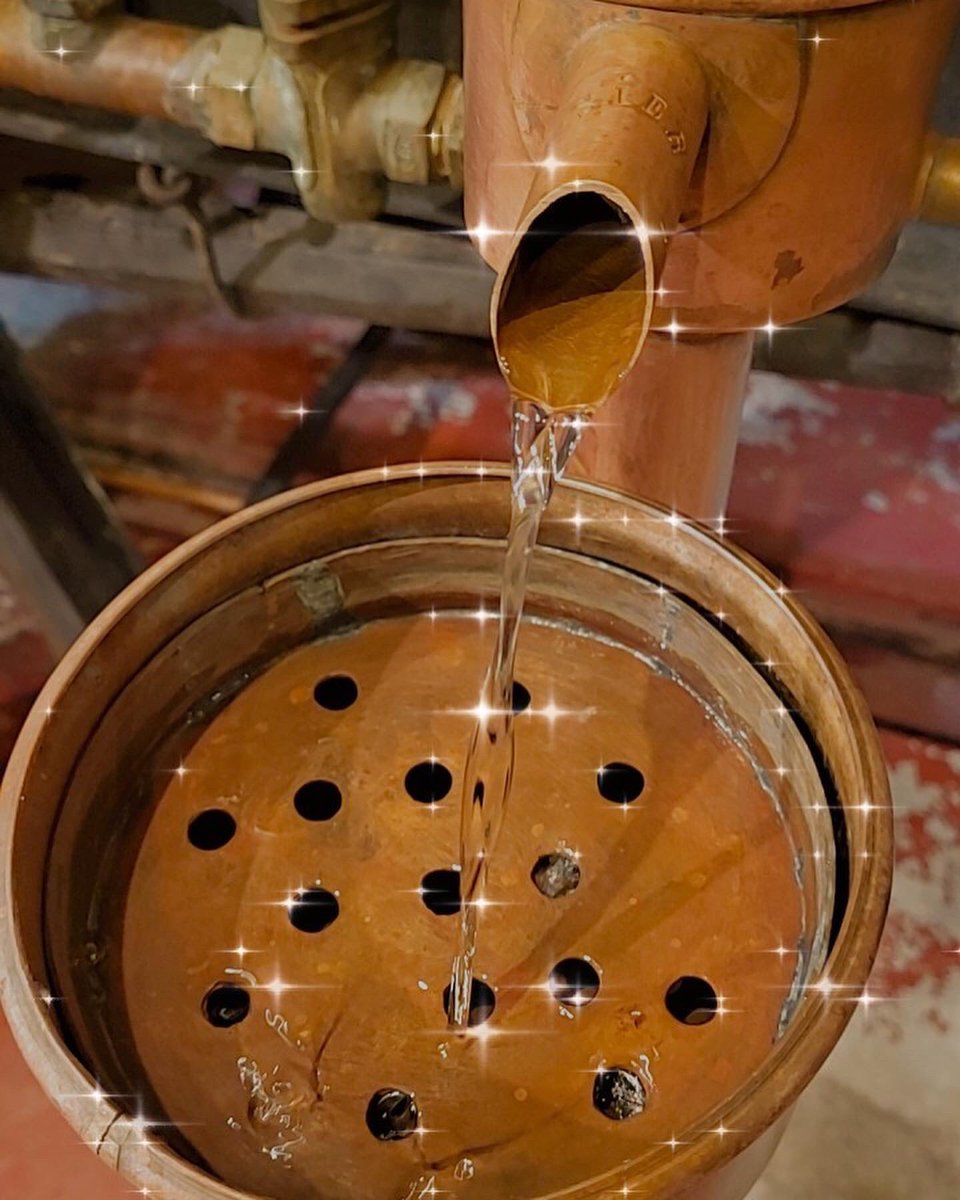 ArmagnacNews's tweet photo. Ça chauffe au #chateaugarreau à #labastidedarmagnac ! 
L’#alambic #sier construit au siècle dernier #estang délivre l’#eaudevie du domaine où vous attend Carole Garreau pour des #degustations et tout savoir sur la #distillation
#spirit #gascogne #culture #tradition #epicurien https://t.co/SGyGxkdBB0