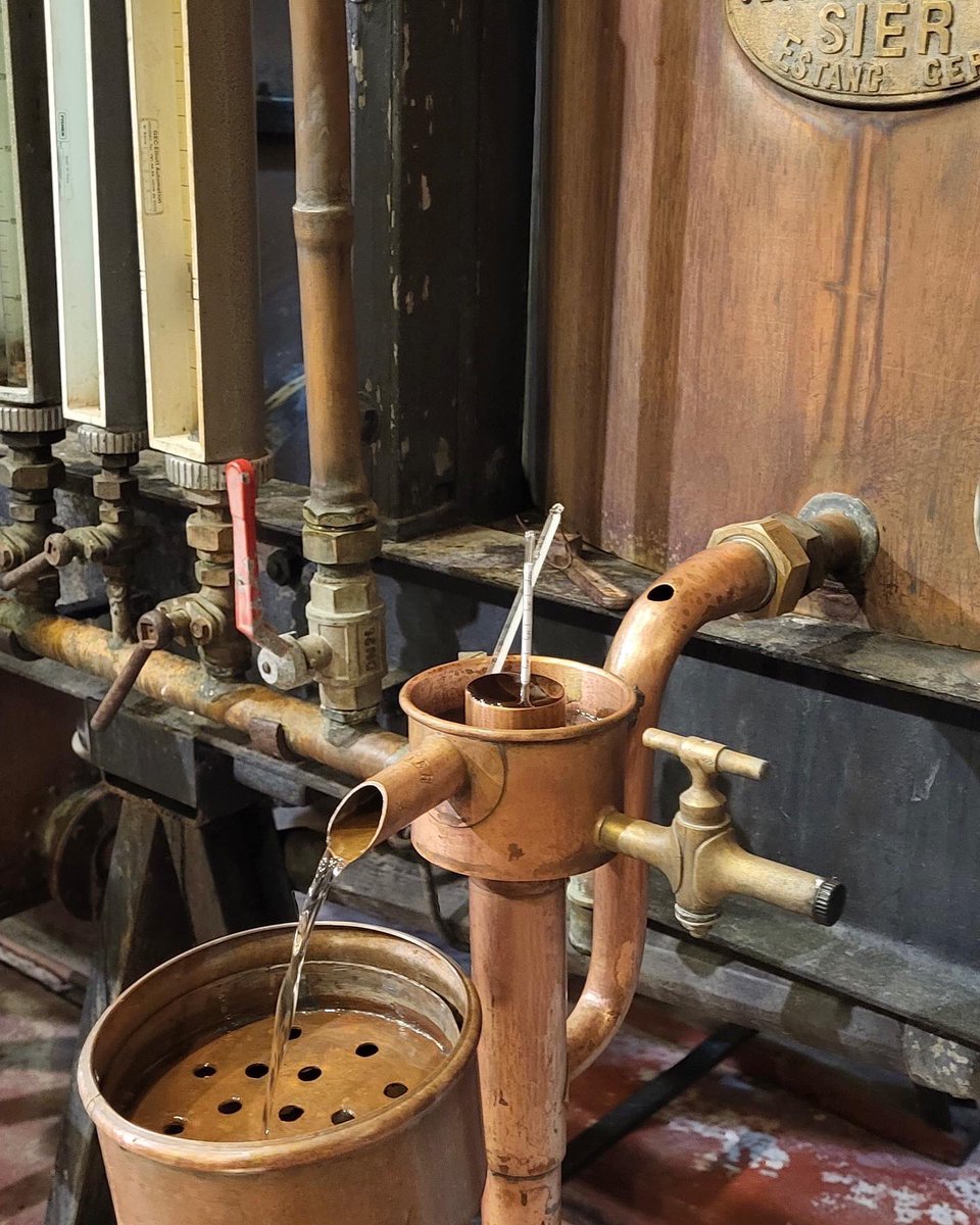 ArmagnacNews's tweet photo. Ça chauffe au #chateaugarreau à #labastidedarmagnac ! 
L’#alambic #sier construit au siècle dernier #estang délivre l’#eaudevie du domaine où vous attend Carole Garreau pour des #degustations et tout savoir sur la #distillation
#spirit #gascogne #culture #tradition #epicurien https://t.co/SGyGxkdBB0