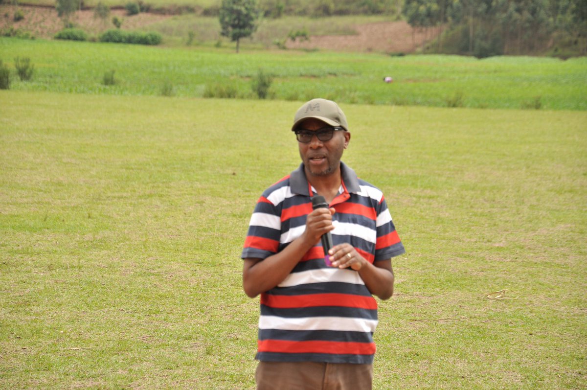 Kamonyi's tweet photo. I #Nyarubaka Urubyiruko rwagejejweho ikiganiro ku mateka y'u Rwanda; bibutswa ko aribo mizero y'ejo hazaza h'igihugu; ko bahamagarirwa bose kuba umusingi w'imibanire myiza; bityo buri wese asabwa kugira uruhare mu kubaka ubumwe bw'abanyarwanda  @RwandaLocalGov @YouthCultureRW https://t.co/fyb7ar4lrA