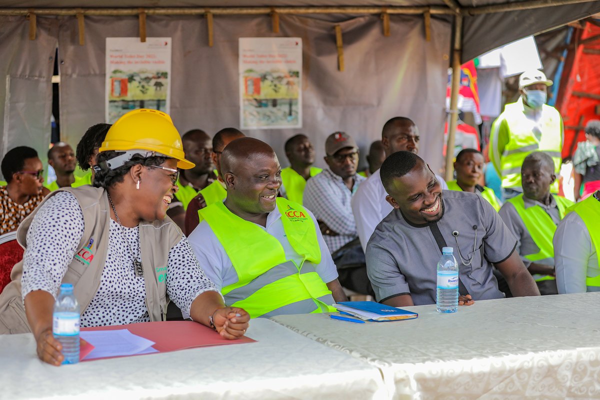 KCCA commemorates #WorldToiletDay2022 in Nakawa Market, reveals plan to construct more than 40 modern public toilets in the city. This will ease pressure on the existing toilets & improve on sanitation #ForABetterCity. #KlaSmartCity Read more here kcca.go.ug/news/641