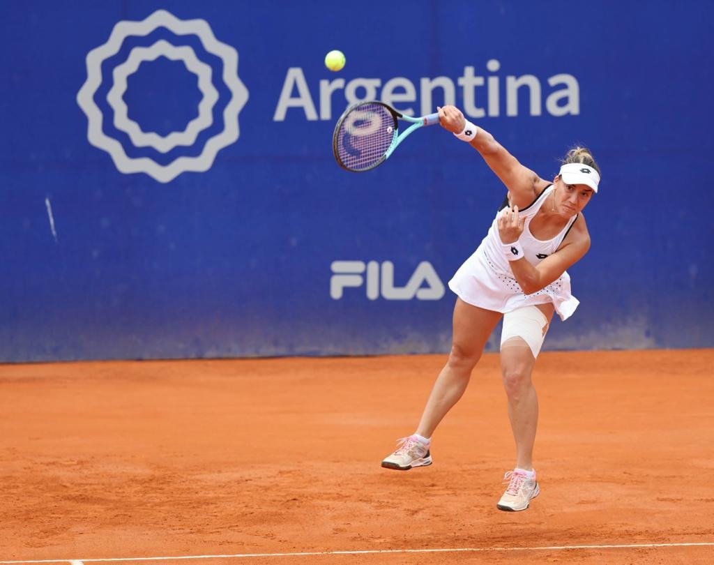 iebmasargopen's tweet photo. #ArgOpenWTA🏆

El primer set fue para Kovinic 6-0. https://t.co/LJoKm7MVia