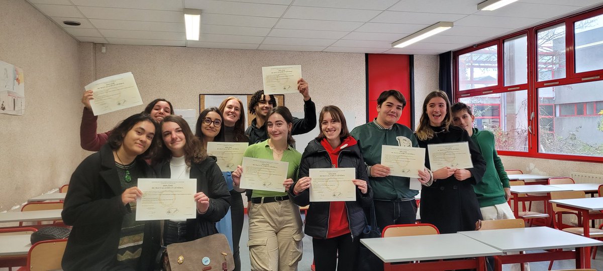 SylvieMalhanche's tweet photo. Une de mes journées préférées de l'année ! #soproud #bac2022 #remisedediplomes #MesPetitsSontDevenusSiGrands #prof #profgaga #mignonnerie #PlusBeauMétierDuMonde https://t.co/C91tEhMkhP