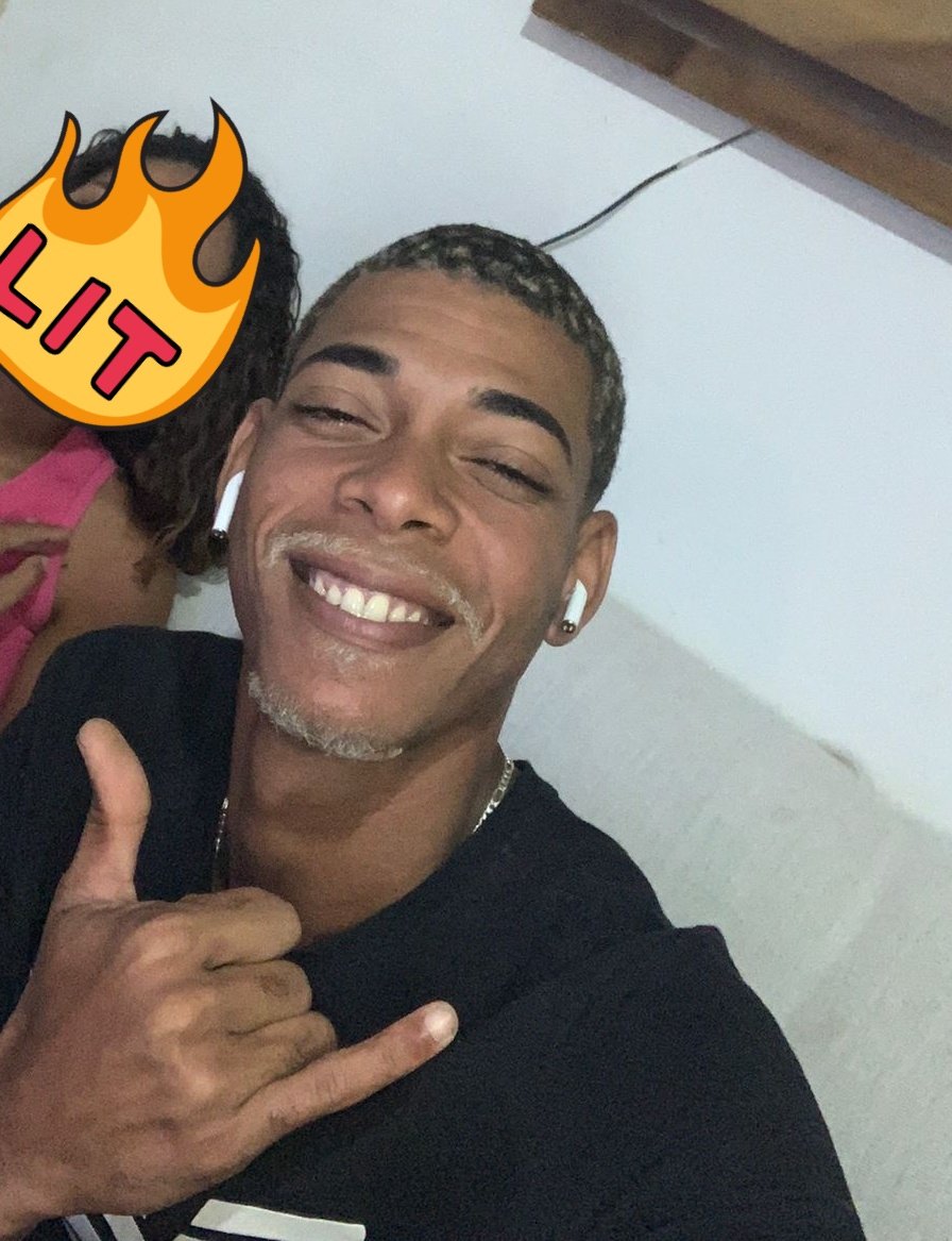 Gigantecpx14's tweet photo. -_Tiver que Joga emoji na cara da minha sobrinha Tava estragando a foto 😂 https://t.co/aAwejFSlGB