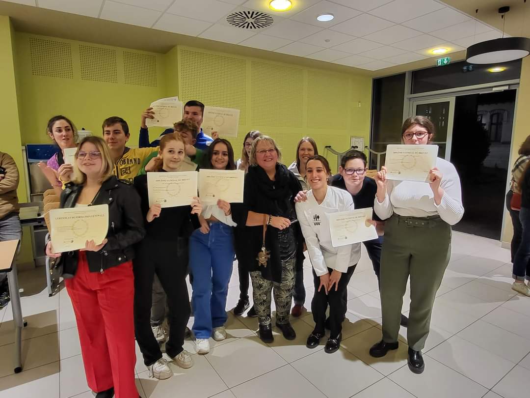 CollegeDR79's tweet photo. Cérémonie républicaine de remise des diplômes hier soir au @CollegeDR79 en présence des élus, M. le Maire @StephaneBaudry7, M. Brisson conseiller municipal et M. Renoux conseiller départemental. Un temps a la fois solennel et convivial apprécié de tous https://t.co/edEqEmzbAI