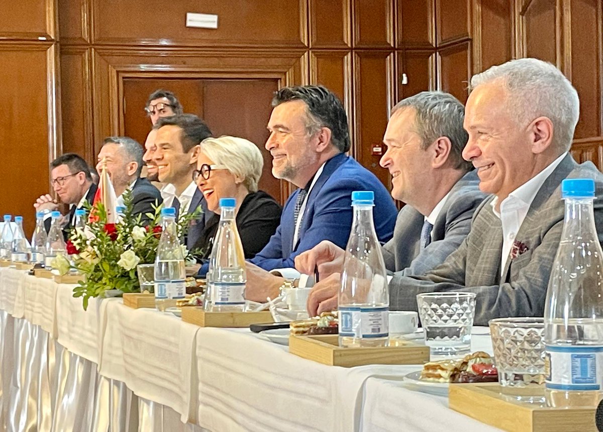 Une belle discussion sur les avenues #Québec - #Tunisie avec <a href="/utica_tunisie/">Utica tunisie</a>. Autour de la table plusieurs org. québécoises : <a href="/conseilpatronat/">Conseil du patronat</a>
<a href="/FCCQ/">Fédération des chambres de commerce du Québec</a> @quebecinternews <a href="/MTLINTL/">Montréal International</a> <a href="/GouvQc/">Gouvernement du Québec</a> @ReseauRFAQ #SommetDjerba2022 #Francophonie