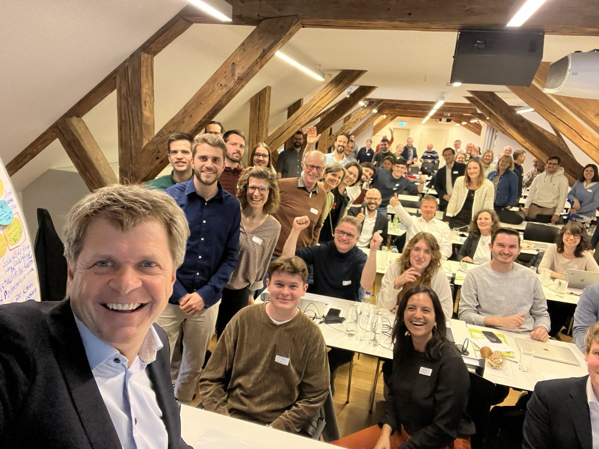 Juerg_Grossen's tweet photo. Der Vorstand der @grunliberale ist bereit für einen engagierten Wahlkampf für die National- und Ständeratswahlen 2023! #Wahlen23
Heute haben wir gekrampft, geplant und uns auf das Wahljahr eingestimmt – für mehr Grünliberale im Bundeshaus und eine nachhaltigere Politik! 🌱🇨🇭 https://t.co/M1bHuR89fS