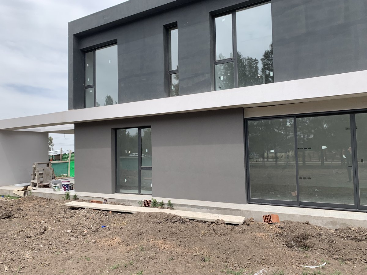 locuralamia's tweet photo. Si vas a comprar una casas, que preferís: Material o Steel Framing? https://t.co/5U3zrW1Rl2