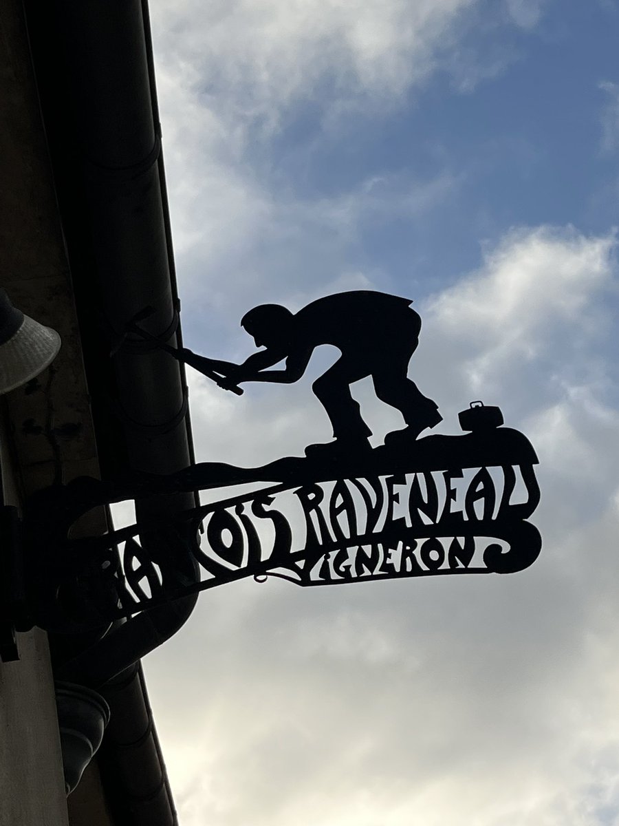 Isabelle #raveneau &amp; <a href="/HarrietTindalMW/">Harriet Tindal MW</a> discussing their likes : #vikings &amp; <a href="/wallabies/">Wallabies</a> &amp; the Oz accent (🤔). Can only agree that this Classic, though small 2021 #chablis vintage is really very good!