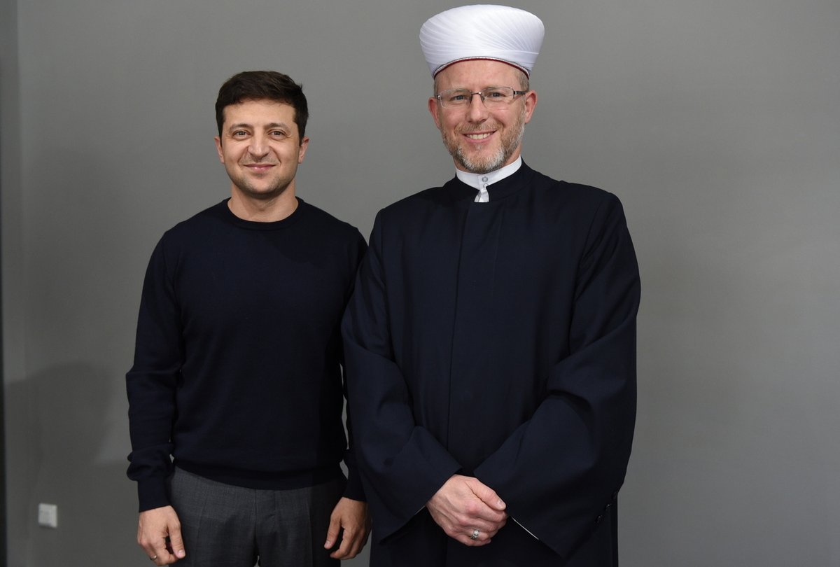 zharnama's tweet image. А вот вам в ленту муфтий здорового человека — муфтий Духовного управления мусульман Украины «Умма» Саид Исмагилов. С первых дней войны добровольцем записался в водители-стрелки экипажа парамедиков, работает на передовой (не тиктокером-бизнескоучем)