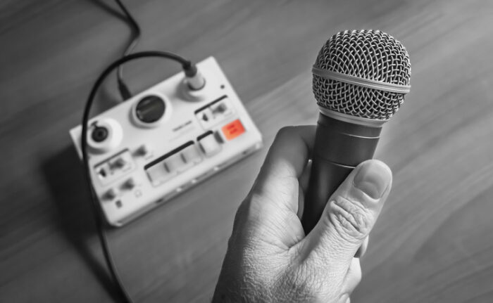 cscolari's tweet photo. Escuelas y Facultades de Periodismo: por favor, expliquen a sus estudiantes que, al realizar una entrevista, no deben decir "perfecto" o "muy bien" cuando el entrevistado/a responde a una pregunta. Es una entrevista, no un examen. https://t.co/QWce1UqmzA