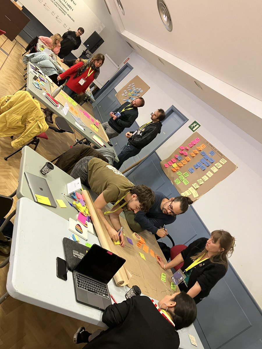 CantabriaFilm's tweet photo. Seguimos con la primera jornada del taller de impulso. Las paredes van cogiendo color… 🙌🏻☺️📚📚📚🎬 #DCP16 #GeneraciónDCP #ModoEsponjaON https://t.co/YhQjKfDnas