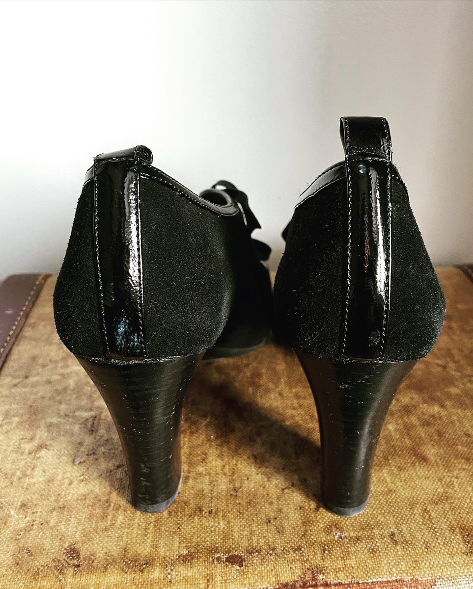 Black suede oxfords with patent detailing. Cute!🌹

Size:8-8.5

$30.00

Please message if interested 🌹