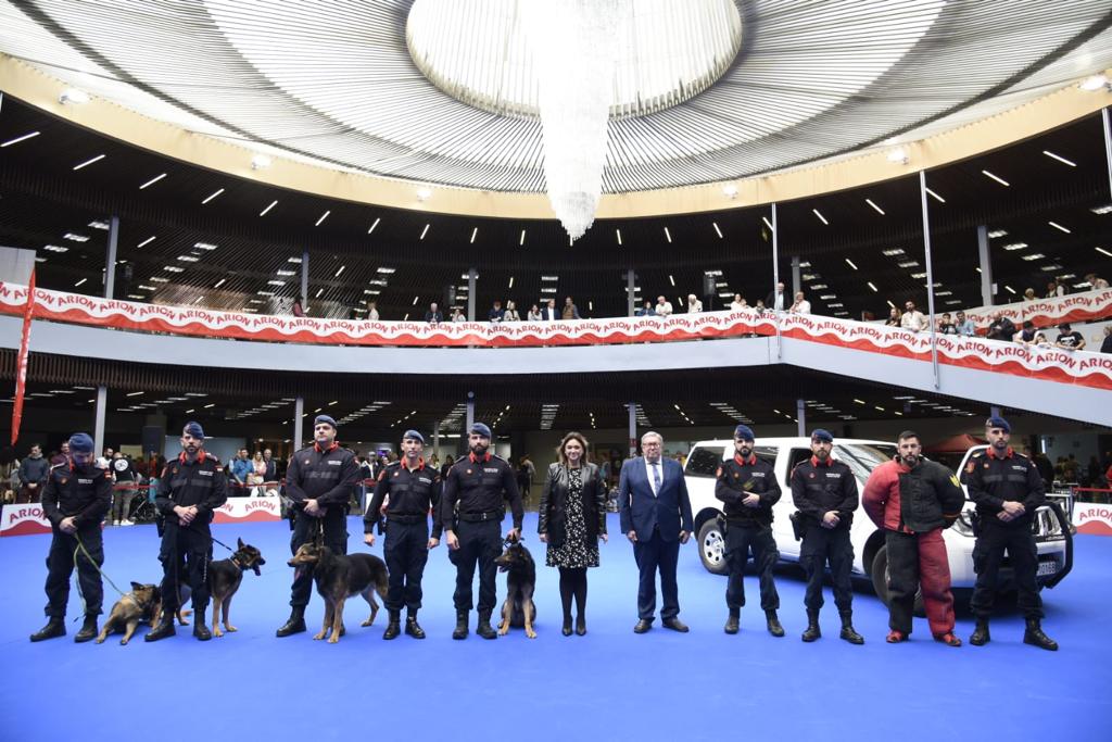 Torremolinos_On's tweet photo. Más de 1.500 perros 🐕🐩🐕🦺 de 200 razas se dan cita este fin de semana en Expocan, en el Palacio de Congresos.
La alcaldesa, Margarita del Cid, ha asistido a este evento en el que ha podido presenciar la exhibición de los canes de la Guardia Real.
#torremolinos #expocan https://t.co/MqxXei8vfB