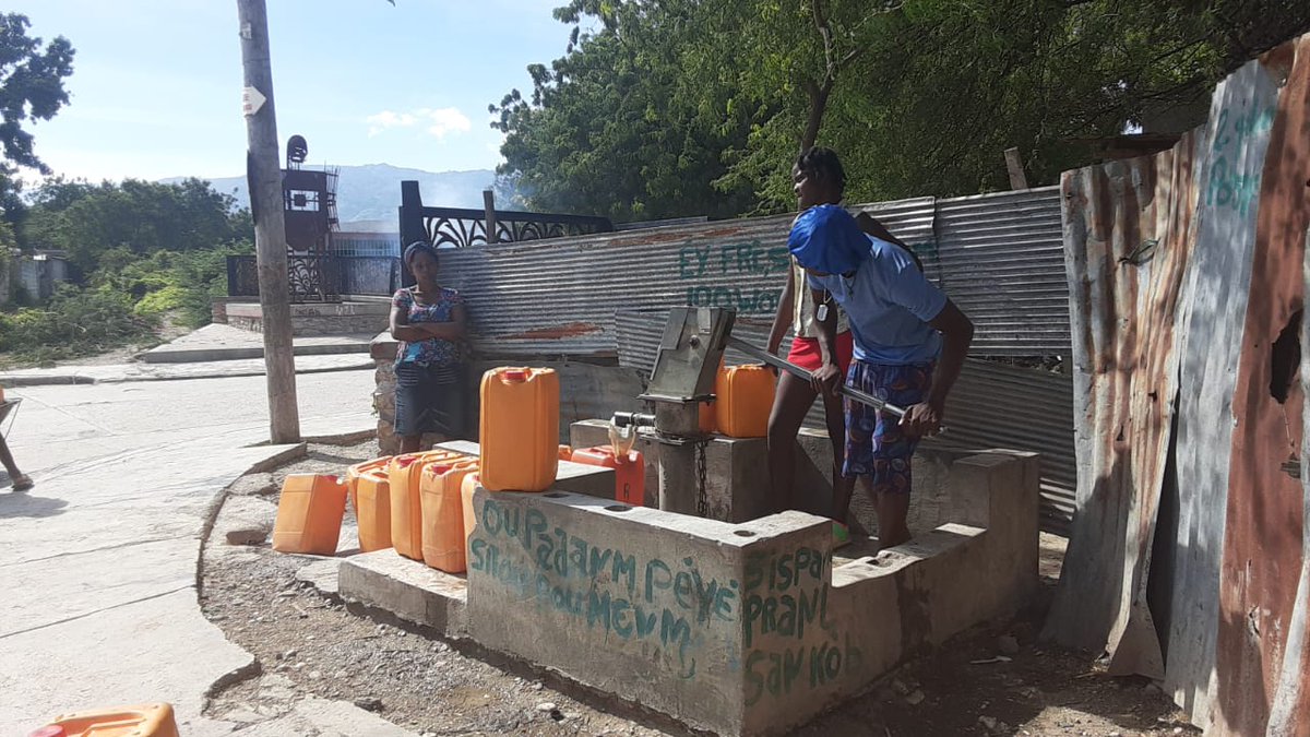 Atis/atizan yo kòmanse tounen lakay yo man <a href="/villagenoailles/">Village Artistique de Noailles</a>, men anmenmtan nou kòmanse fè fas ak yon gwo pwoblèm dlo potab ki ka lakoz kolera frape Nway fò.

Sa se yon mesaj alèt pou otorite yo. Ede nou fè mesaj sa pase.

Dlo klè pa dlo pwòp!

#SaveNoaillesHaiti