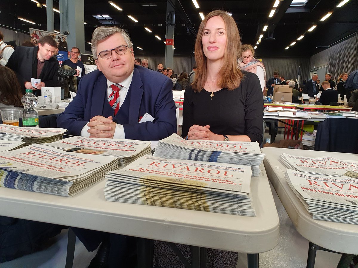 Cassandre_57's tweet photo. Avec Jérôme Bourbon à la Fête du Pays Réel de @Civitas_!
Vive Rivarol ! 😎 https://t.co/RTwK3cwrr2