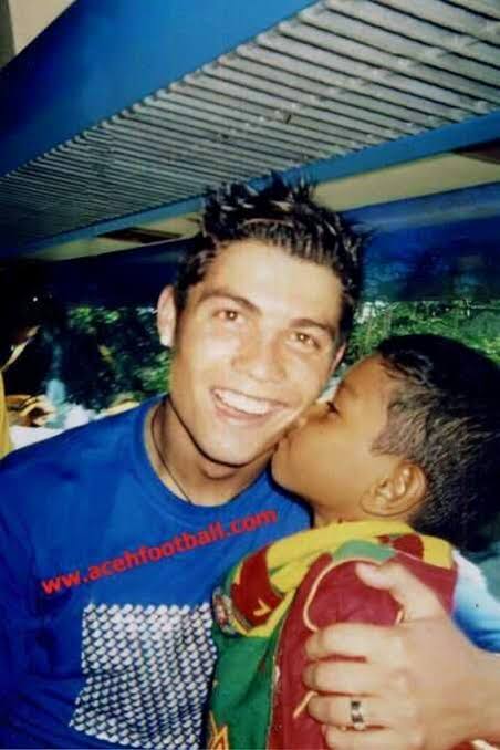 Profit_Holic's tweet photo. @binance     x @Cristiano 

My favorite CR7 moment: Aceh Tsunami 

#RonaldoOnBinance https://t.co/50aGRHQlsI