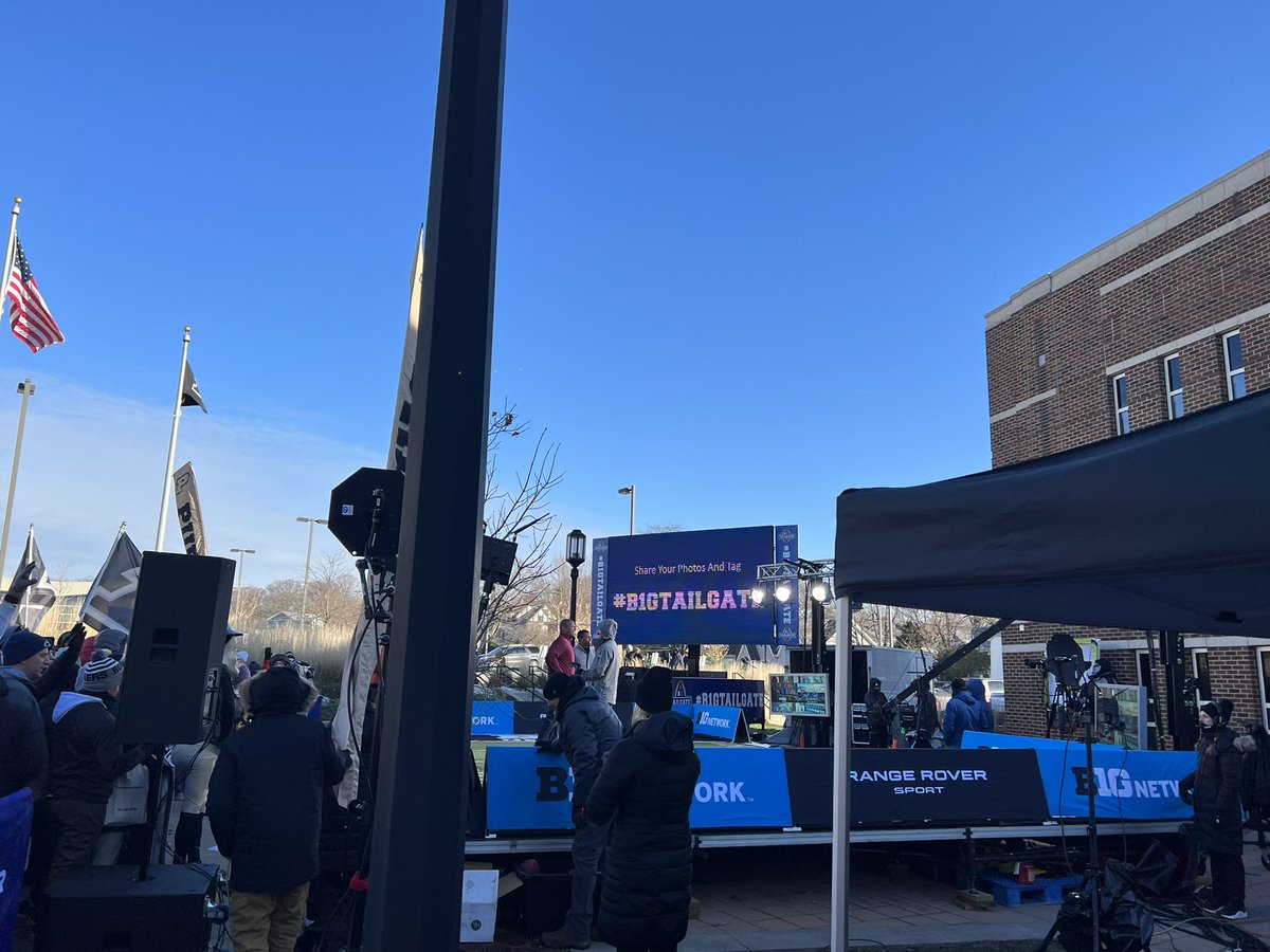 BaD0UG's tweet photo. #BTNTailgate live on @BigTenNetwork. It is very warm out here (manifesting). https://t.co/pu7XaarZcw