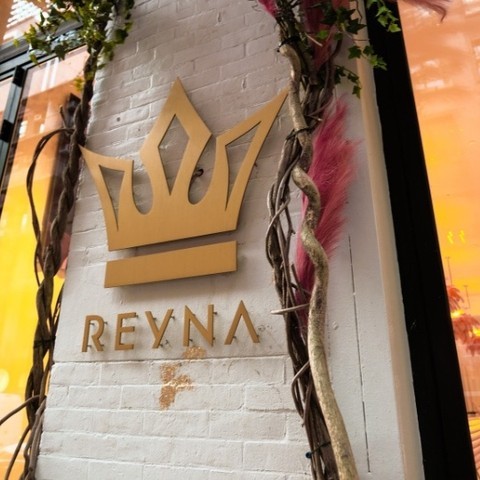 UnionSquareNY's tweet photo. Welcome to #UnionSquareNY's newest restaurant @reynanewyork! The Toronto-based bar + restaurant opened their first NYC outpost just off USQ. Treat yourself their upscale cocktails + Mediterranean bites for the perfect #USQNightOut 👑🍸✨ 

📍11 East 13th Street 

#BizBuzz https://t.co/YVffzlRiwX