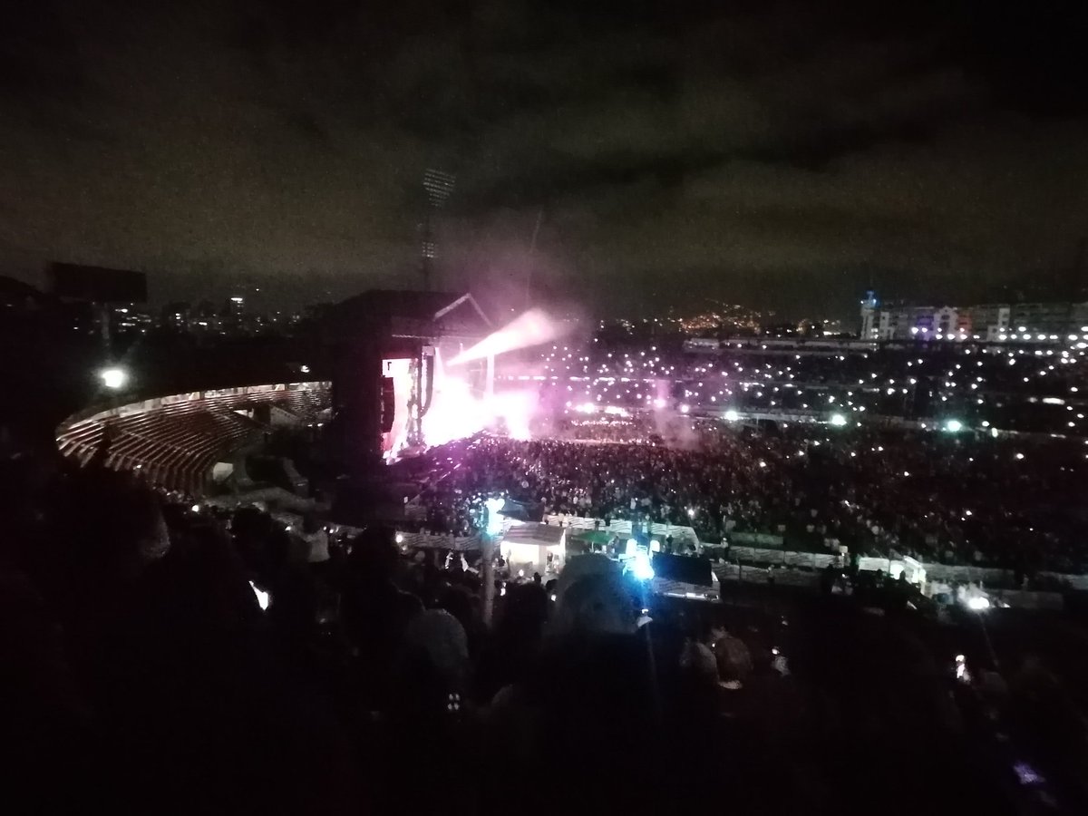 Tatibalvin's tweet photo. Las redes sociales hicieron lo suyo. 🌴 y acompañé a @karito_lon a ver a Bad Bunny. 🥰💚
"Eh-eh, eh-eh-eh
La vida e'solo un momento
Y el dinero no compra el tiempo..." ♥️
¡Sí a la vida! ¡Tal y como es! 🌴
.
.
.
.
#PresentePerfecto #Medellín #SOSPorLaAmistad https://t.co/2eZkRYJEVJ