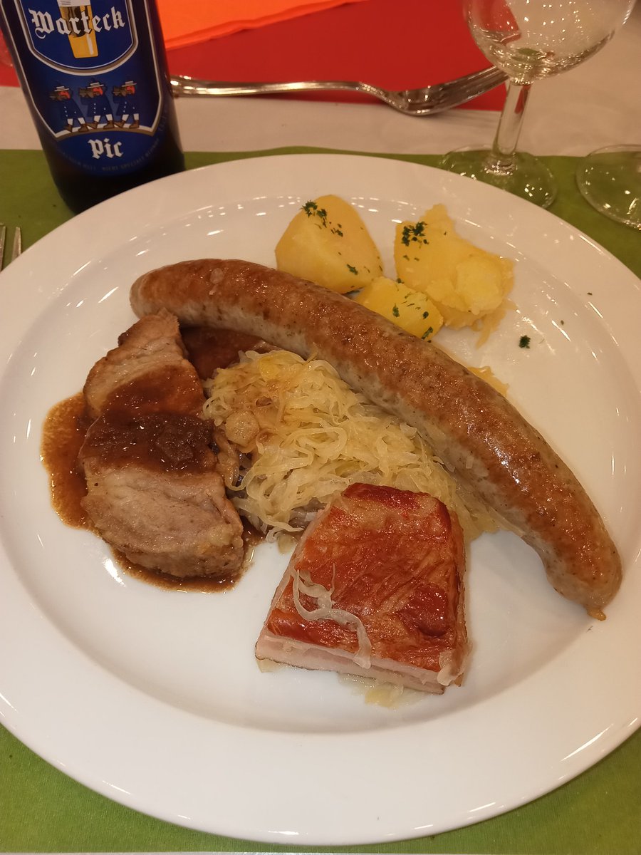 bodotweets's tweet photo. Die direkte Demokratie in der #Schweiz bedeutet für die Bürger auch Arbeit. Darum endet die Bürgergemeinde im Herbst mit einer #Metzgete (Schlachtplatte). https://t.co/YsbGVk7Kq1