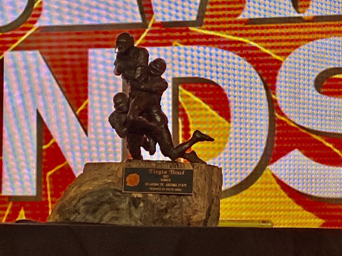 andyjshultz's tweet photo. Only 6 Saturdays until @vrbo @Fiesta_Bowl & @CFBPlayoff returns to @StateFarmStdm on Dec. 31.
Flashback 1983 #FiestaBowl. @ASUFootball defeats Oklahoma 32-21 at Sun Devil Stadium. Exciting celebration yesterday hosted by @ASU_Alumni & emcee @MunnyBall. #ASULegends @BowlSeason https://t.co/cNkPye5Hpy