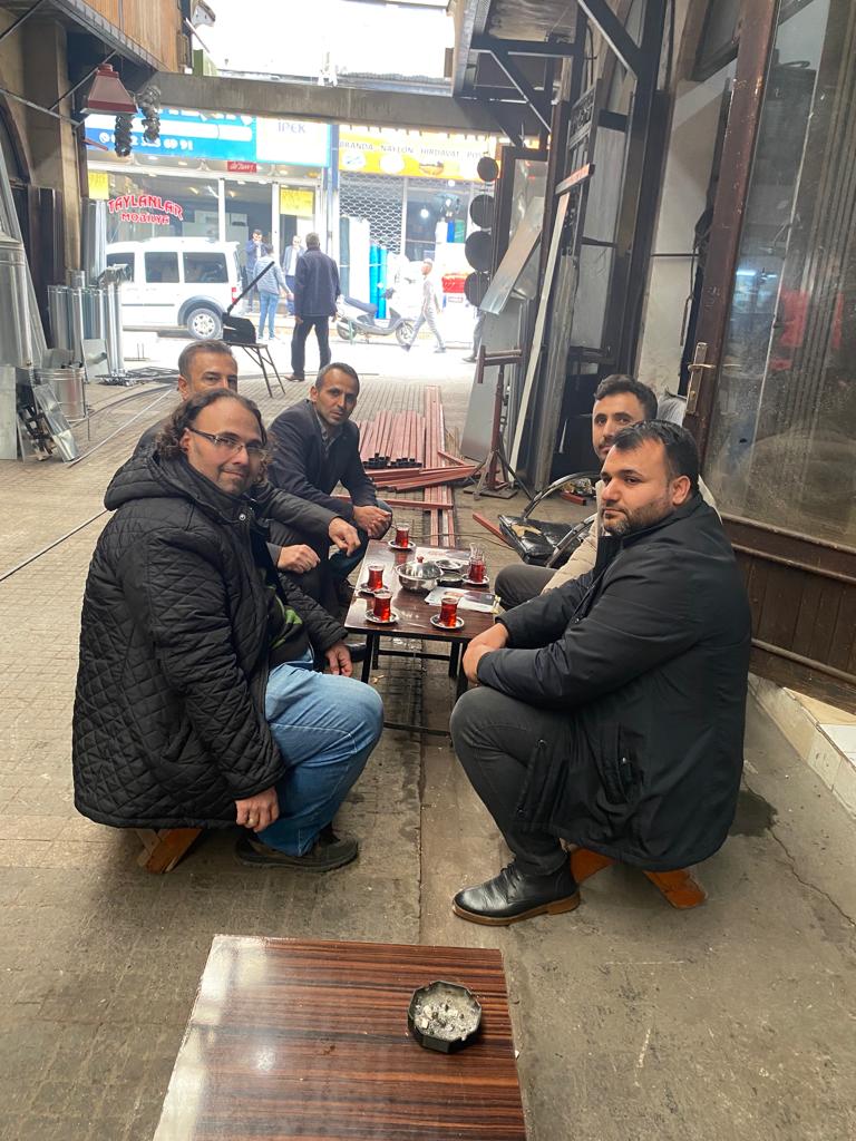 Esnafımızın genel sorunları  kirası birikmiş,  mal alma, satma, tedarik etme noktasında sıkıntı yaşıyoruz. Bu sıkıntılarımız her sabah uyandığımızda biraz daha artıyor".
Sorunları dinledik notlarımızı aldık. Deva Partisi iktarında bu sorunların çözümü için sözümüzü verdik.