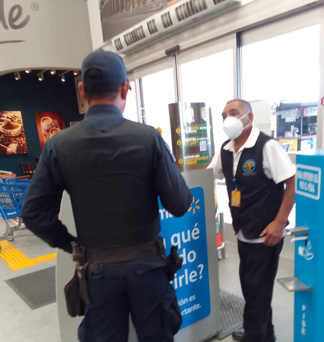 DMSPDGO's tweet photo. Continúa Operativo Buen Fin 2022, por lo que desde las primeras horas de este día se refuerza vigilancia en el primer cuadro de la ciudad así como zonas comerciales. #BuenFin #ContigoDurango https://t.co/pg16YTz7yA