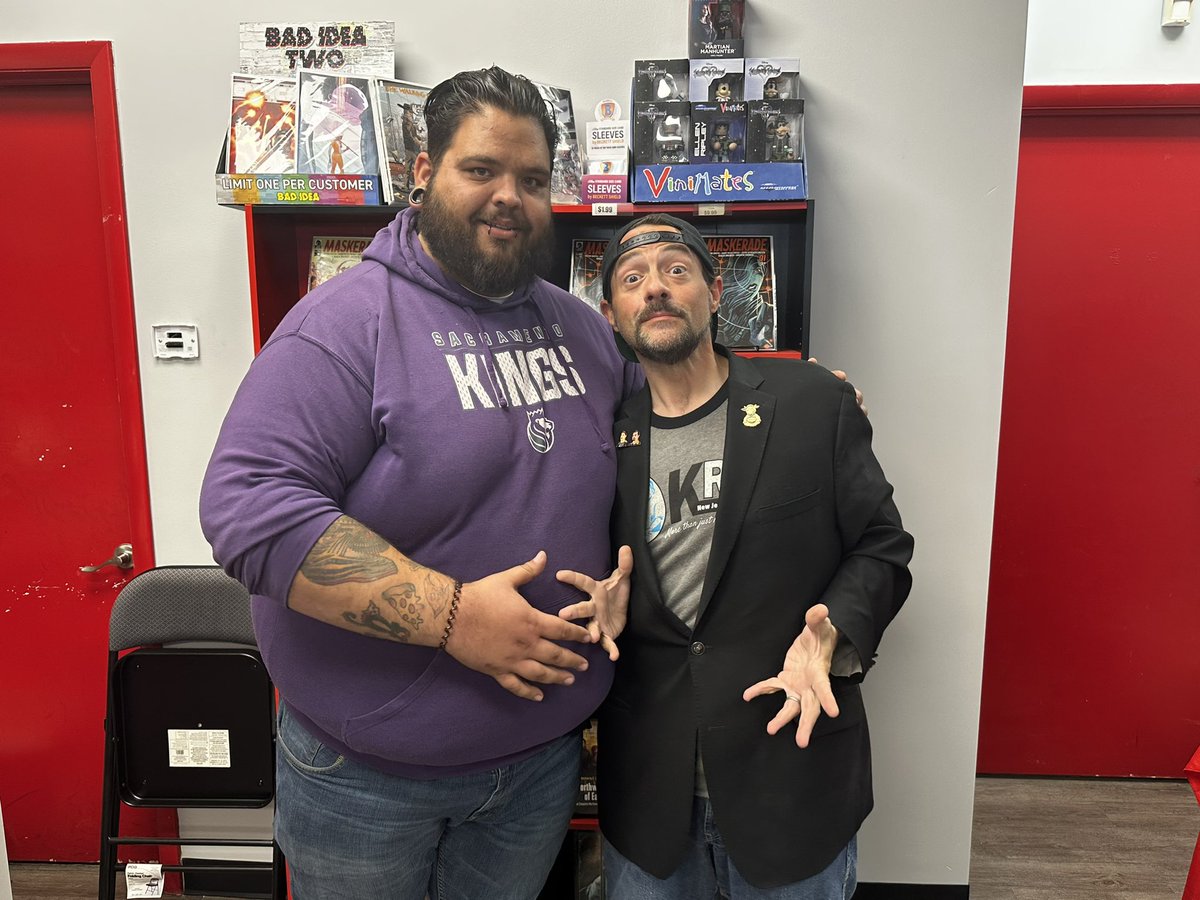 Met <a href="/ThatKevinSmith/">KevinSmith</a> and told him a joke. He laughed so I’d like to tell him another one sometime. #BeamTeam