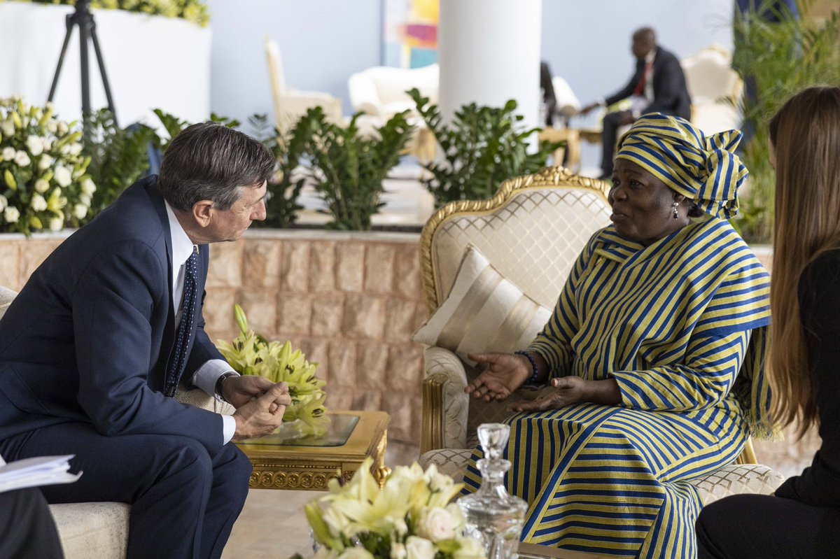 Ob robu zasedanja Vrha Mednarodne organizacije za Frankofonijo se je predsednik Pahor sestal s podpredsednico Republike Benin Mariam Chabi Talato. 🇸🇮🤝🇧🇯 <a href="/MCTalata/">Mariam Chabi Talata</a> <a href="/OIFrancophonie/">La Francophonie</a> #Francophonie