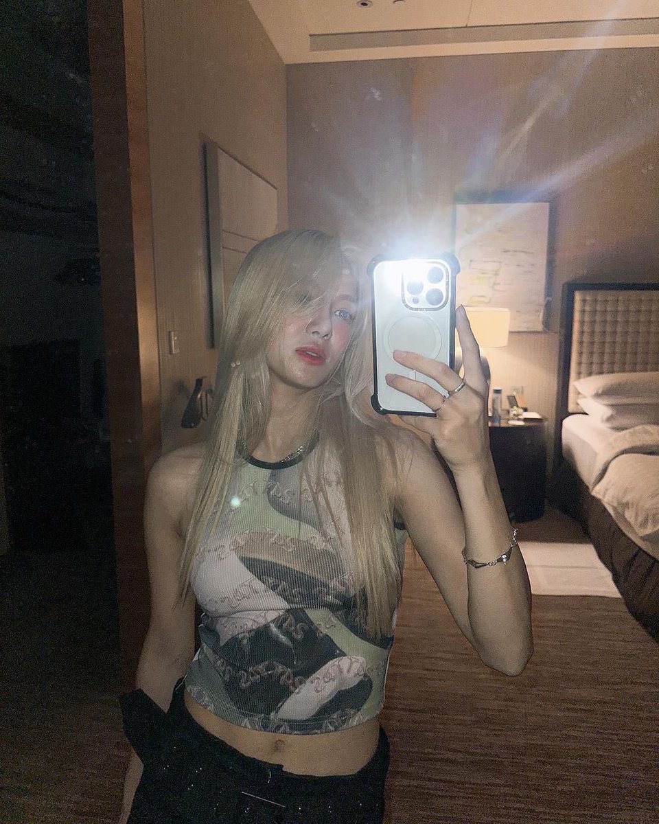 KTYKHY's tweet photo. The mirror selfie Kim Blondie twins 🔥arghhh 🥹😍 https://t.co/AeL7QbYTOu